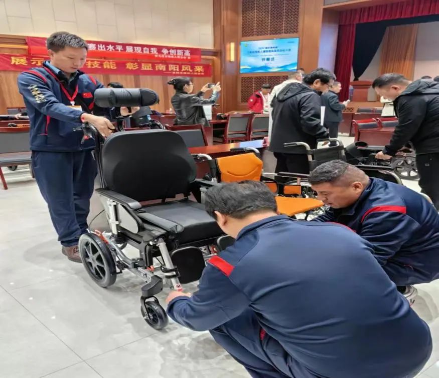 图为第一届河南省残疾人辅助器具服务技能大赛参赛选手正在进行激烈角逐